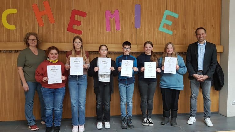 Übergabe der Zertifikate für den Wettbewerb "Chemie im Alltag"