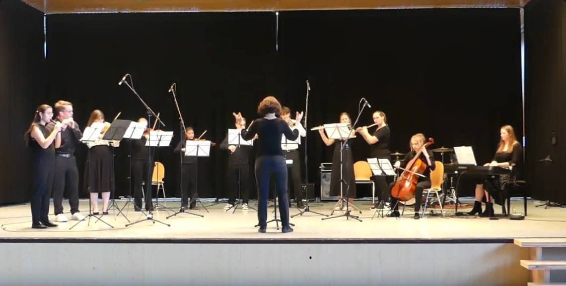 Schulorchester-AG spielt auf einer Bühne