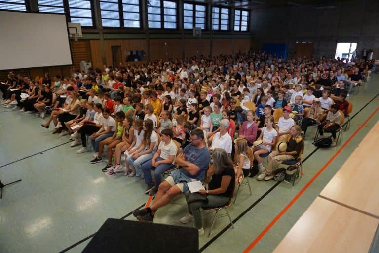 Menschen bei der Abschlussfeier 5. und 6. Klassen