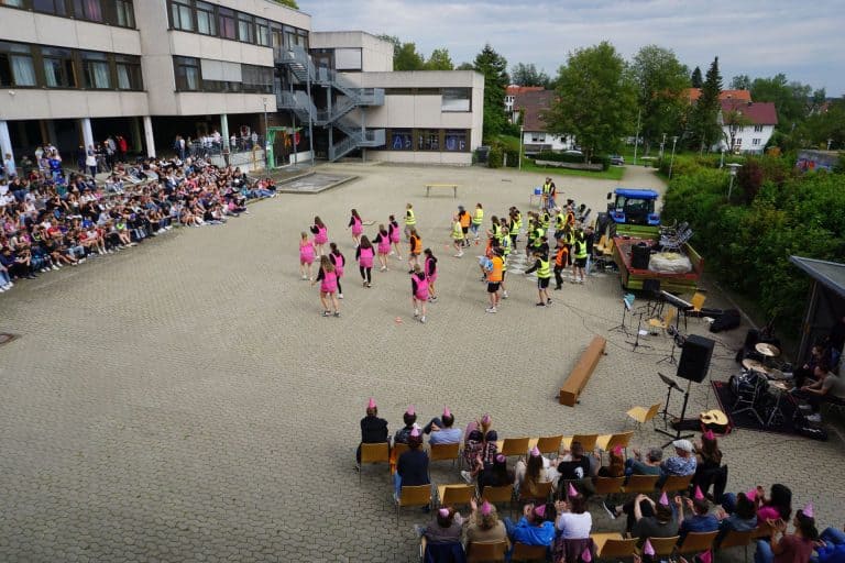 Abiturient*innen tanzen eine Choreographie