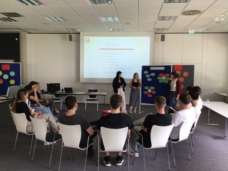 Schülerinnen halten einen Vortrag