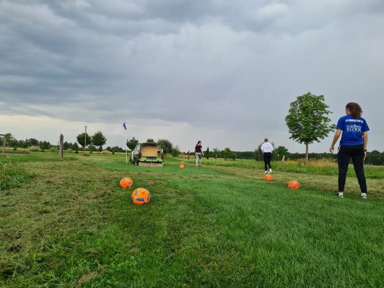 Schüler*innen spielen Fußballgolf