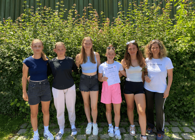 6 weibliche Personen posieren für die Kamera