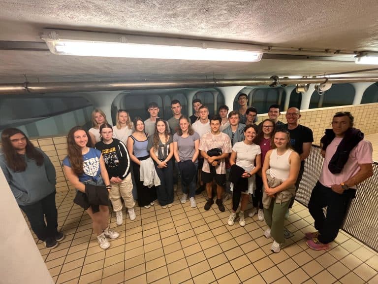 Schülergruppe im Untergrund der Landeswasserversorgung Langenau