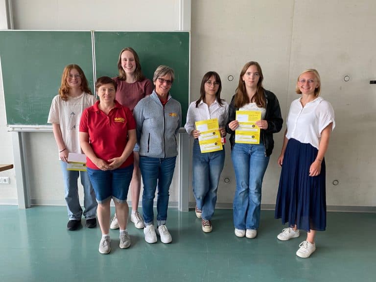 Sieben Personen posieren für die Kamera