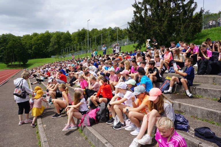 Menschen beim Spendentriathlon