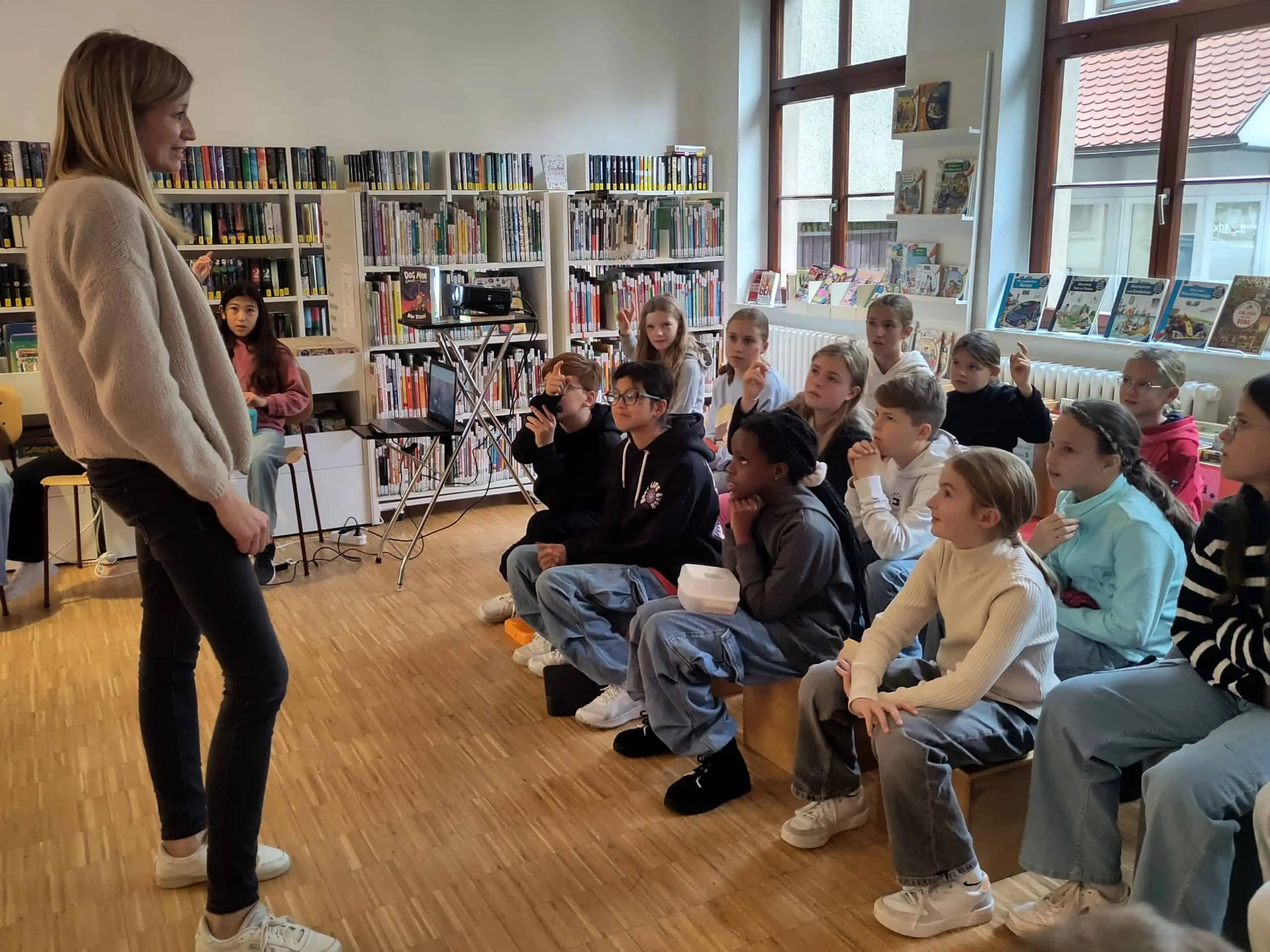 Frau König redet mit den Schüler*innen der Klasse 5b