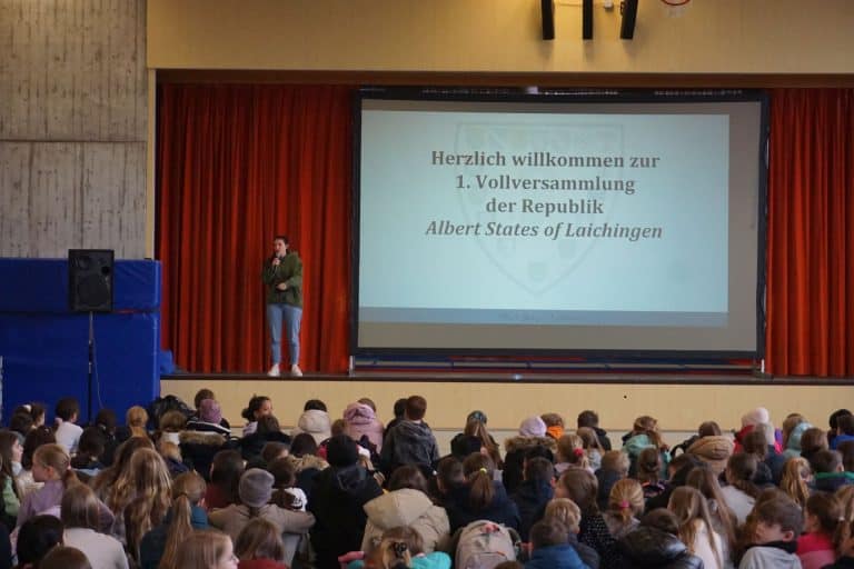 Frau Mohl begrüßt die Schulgemeinschaft