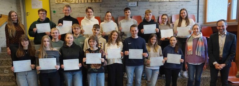 Übergabe der DELF-Zertifikate an die erfolgreichen Schüler*innen durch die Schulleitung