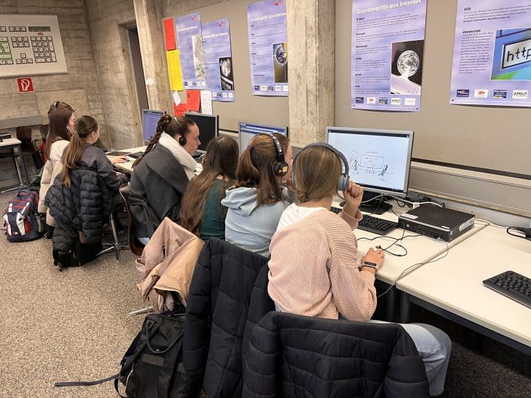 Schülerinnen im Computerraum bearbeiten Aufgaben des Wettbewerbs