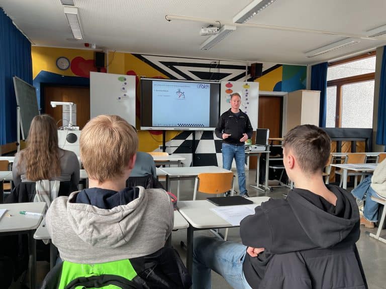 Schüler*innen beim Bewerbungstraining der Firma falch