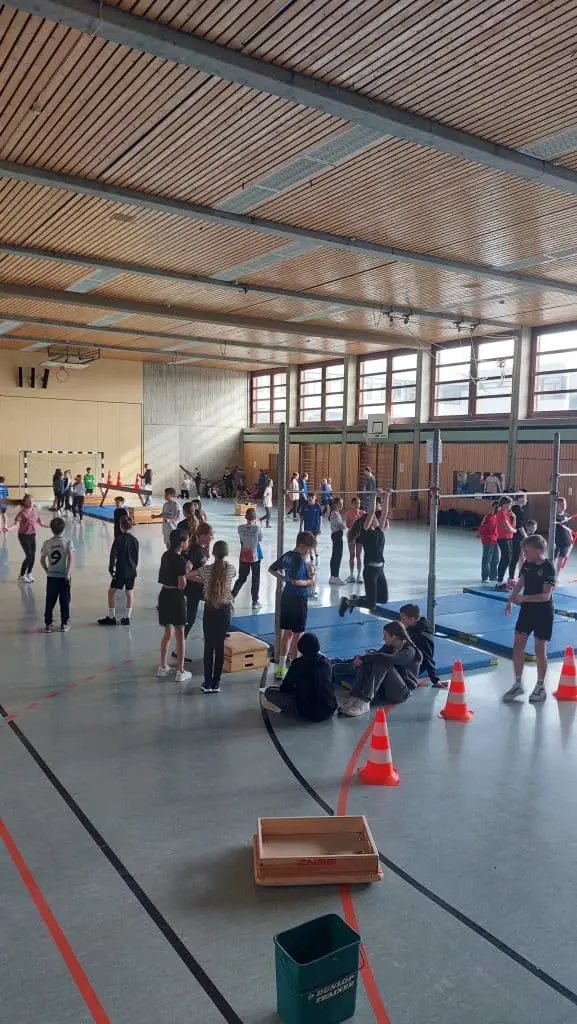 Schüler*innen der 6. Klassen bei der Patenolympiade 2025