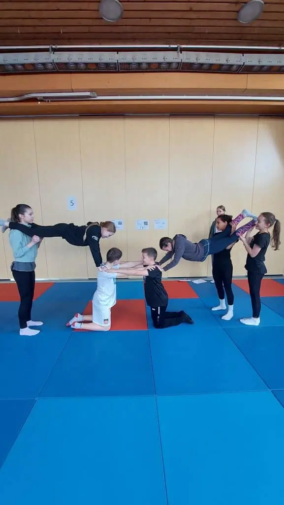 Schüler*innen der 6. Klassen bei der Patenolympiade 2025