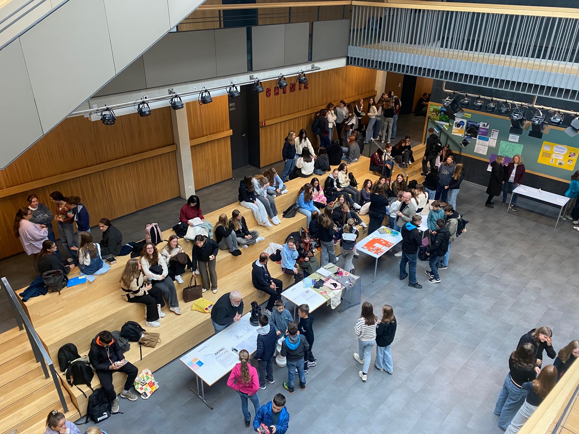 Stände des AG-Basars im Neubau