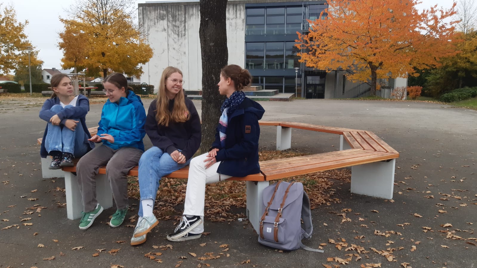 ASG-Schüler*innen auf der neuen Sitzbank als Anschaffung durch Mitmachen Ehrensache