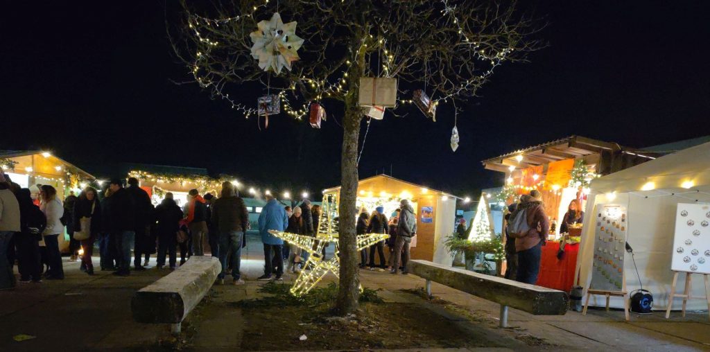 Budenzauber am ASG Laichingen – Abschluss eines besonderen Jahres im Sinne Albert Schweitzers