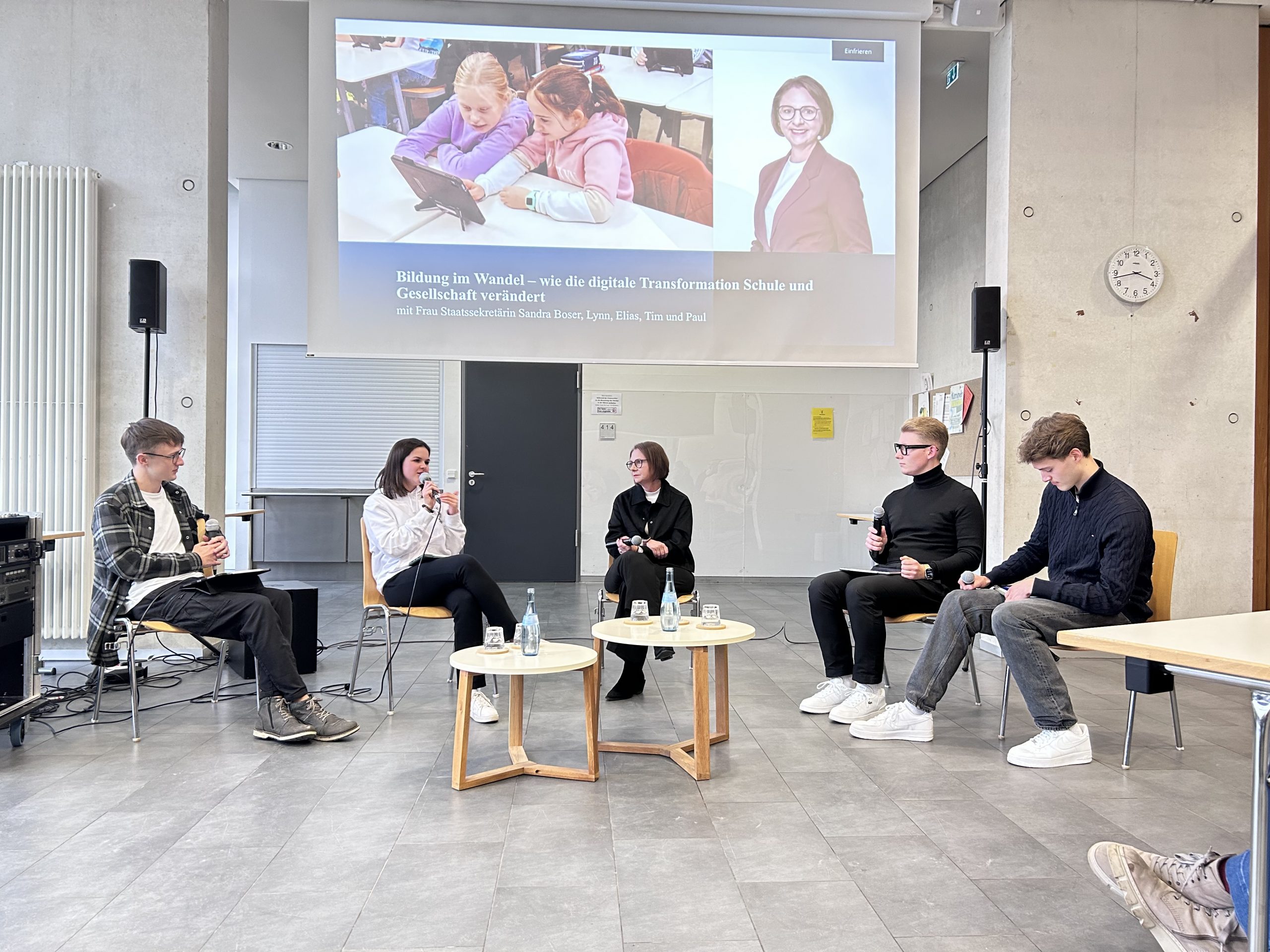 K2-Schüler*innen im Gespräch mit Frau Staatssekretärin Sandra Boser zur digitalen Transformation von Schule und Gesellschaft