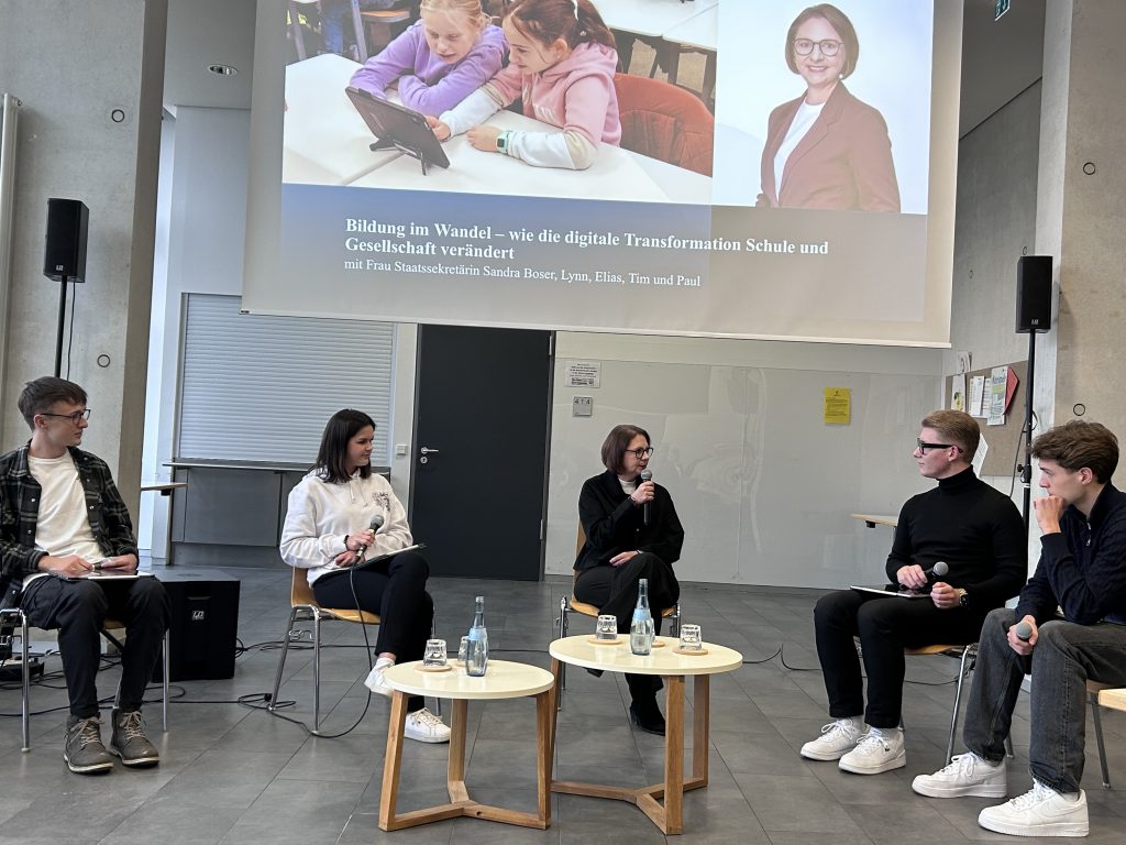K2-Schüler*innen im Gespräch mit Frau Staatssekretärin Sandra Boser zur digitalen Transformation von Schule und Gesellschaft