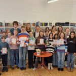 Sechstklässlerinnen des Albert-Schweitzer-Gymnasiums lesen in der Stadtbücherei um den Schulsieg