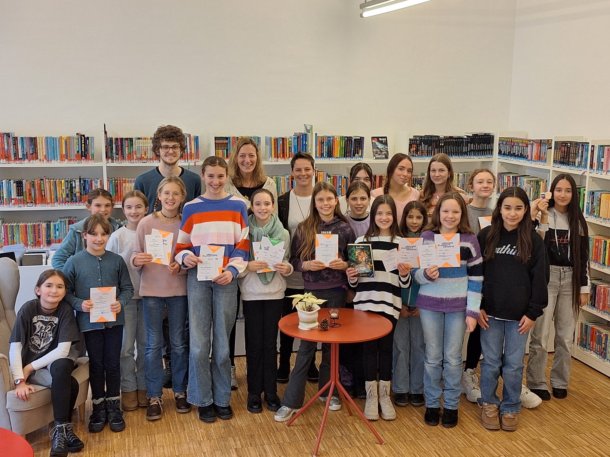 Schülerinnen und Betreuer*innen beim Vorlesewettbewerb 2025
