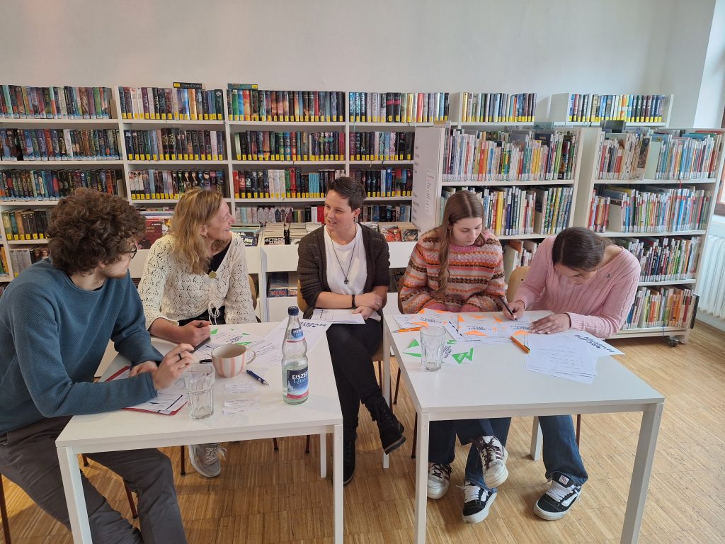 Schülerinnen und Betreuer*innen beim Vorlesewettbewerb 2025