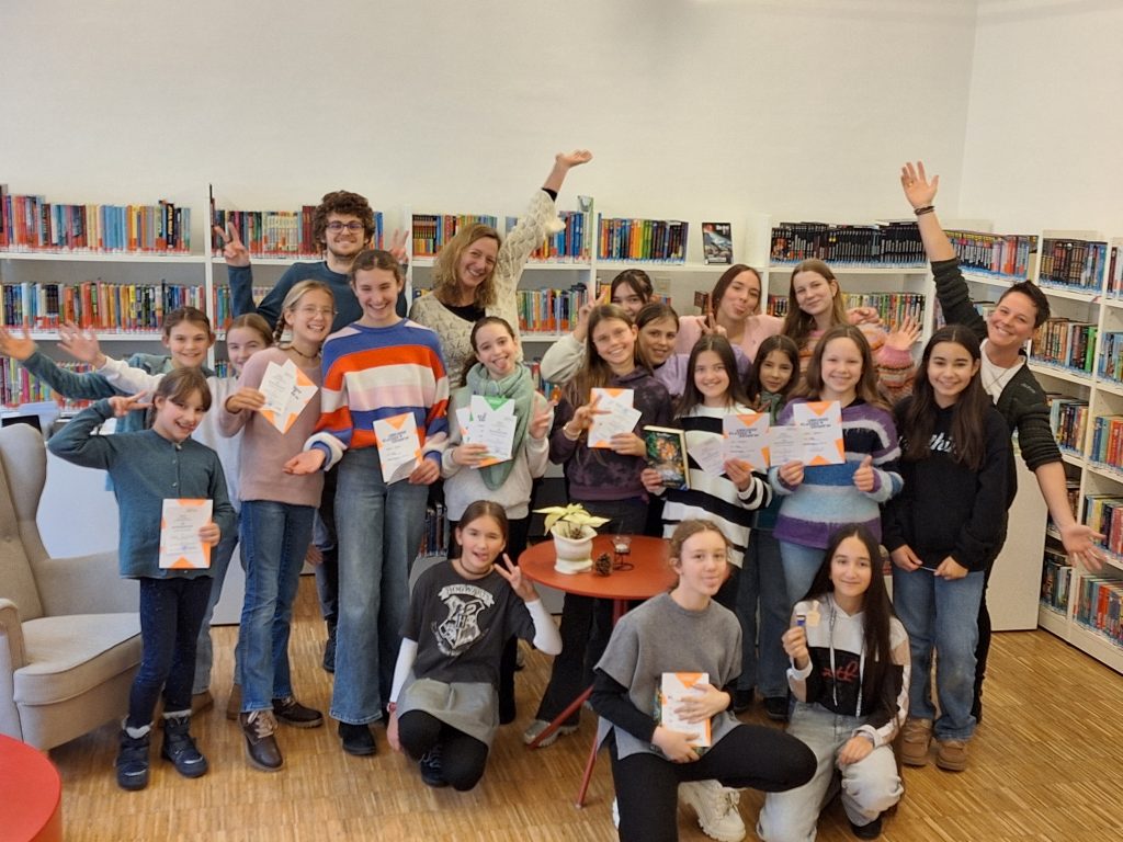 Schülerinnen und Betreuer*innen beim Vorlesewettbewerb 2025
