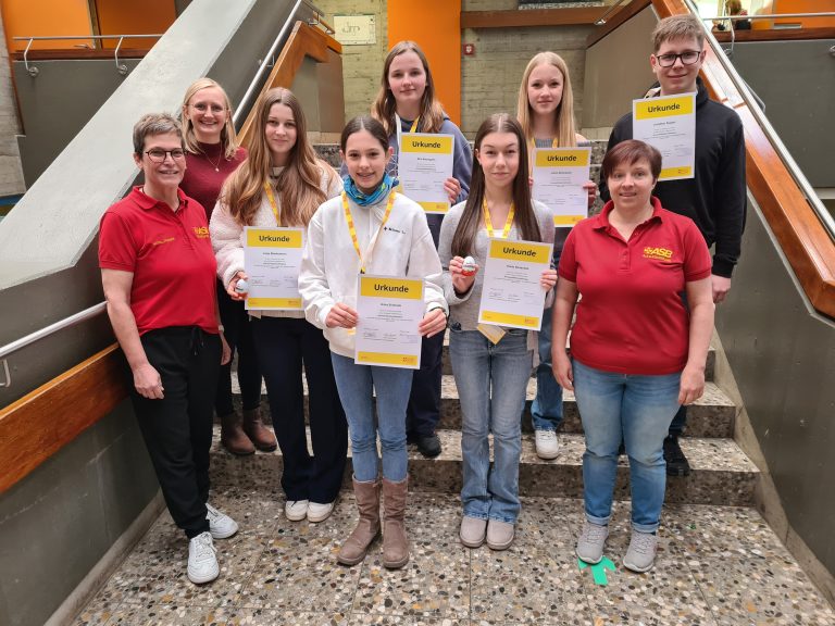 Neue Schulsanitäter*innen mit Urkunden