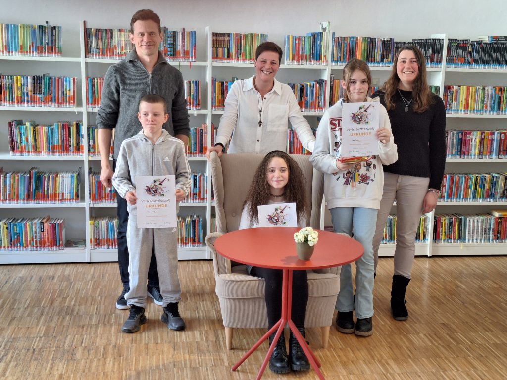 Sieger*innen des Vorlesewettbewerbs mit Urkunden