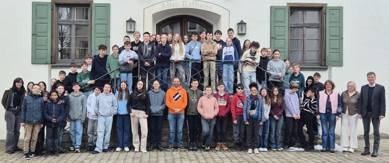 Schüler*innen aus Ducey und St.Hilaire vor dem Historischen Rathaus