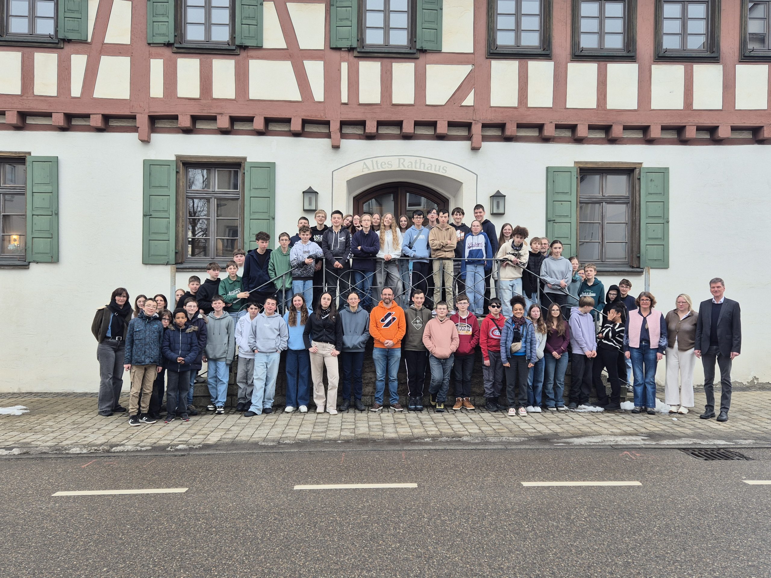 Schüler*innen aus Ducey und St.Hilaire vor dem Historischen Rathaus
