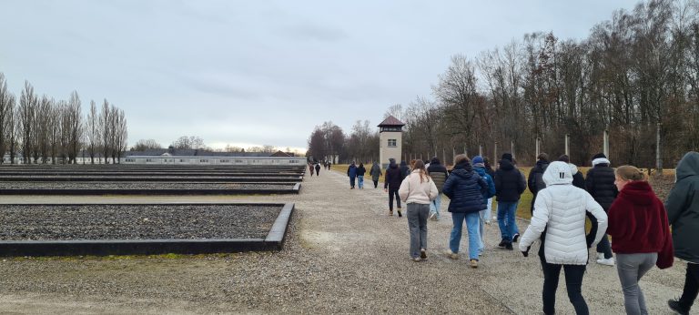 Schüler*innen der Klassenstufe 11 beim Rundgang und Workshop im KZ Dachau