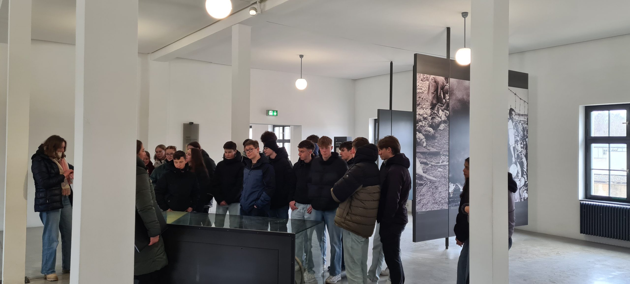 Schüler*innen der Klassenstufe 11 beim Rundgang und Workshop im KZ Dachau
