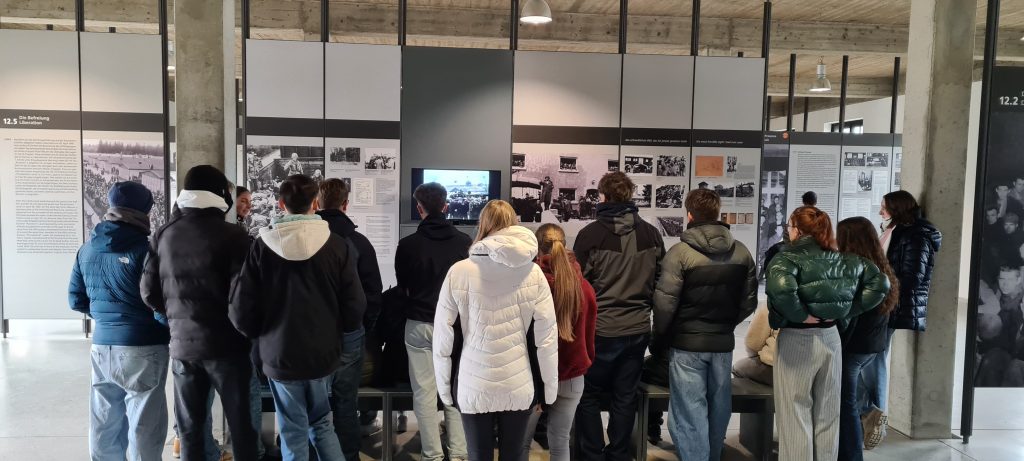 Schüler*innen der Klassenstufe 11 beim Rundgang und Workshop im KZ Dachau