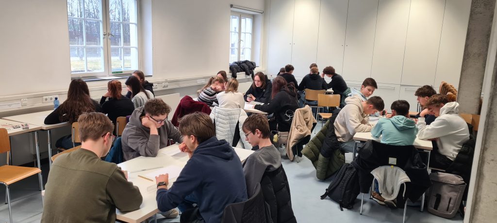 Schüler*innen der Klassenstufe 11 beim Rundgang und Workshop im KZ Dachau