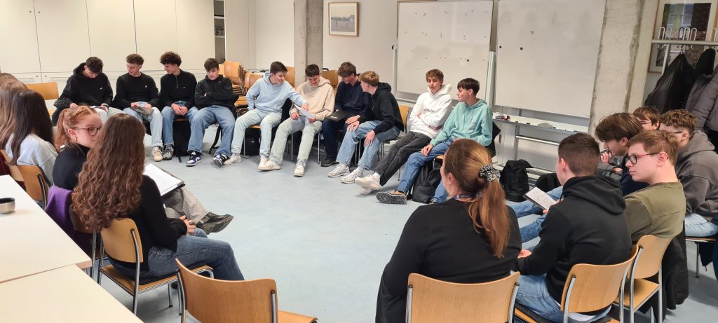 Schüler*innen der Klassenstufe 11 beim Rundgang und Workshop im KZ Dachau