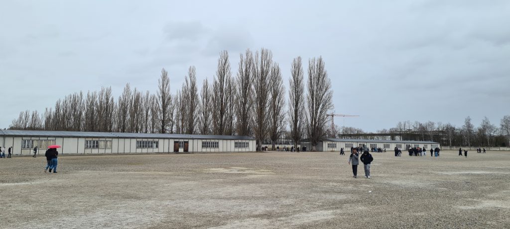 Schüler*innen der Klassenstufe 11 beim Rundgang und Workshop im KZ Dachau