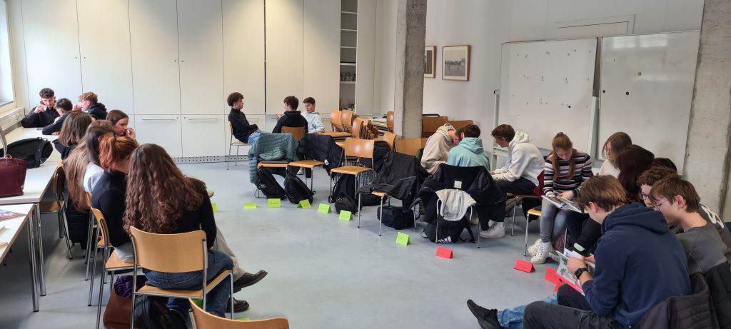 Schüler*innen der Klassenstufe 11 beim Rundgang und Workshop im KZ Dachau