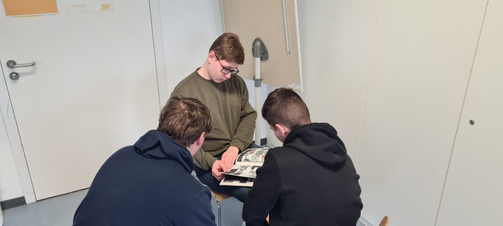 Schüler*innen der Klassenstufe 11 beim Rundgang und Workshop im KZ Dachau