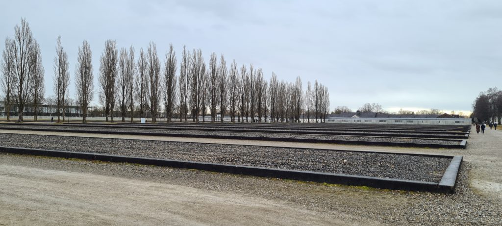 Schüler*innen der Klassenstufe 11 beim Rundgang und Workshop im KZ Dachau