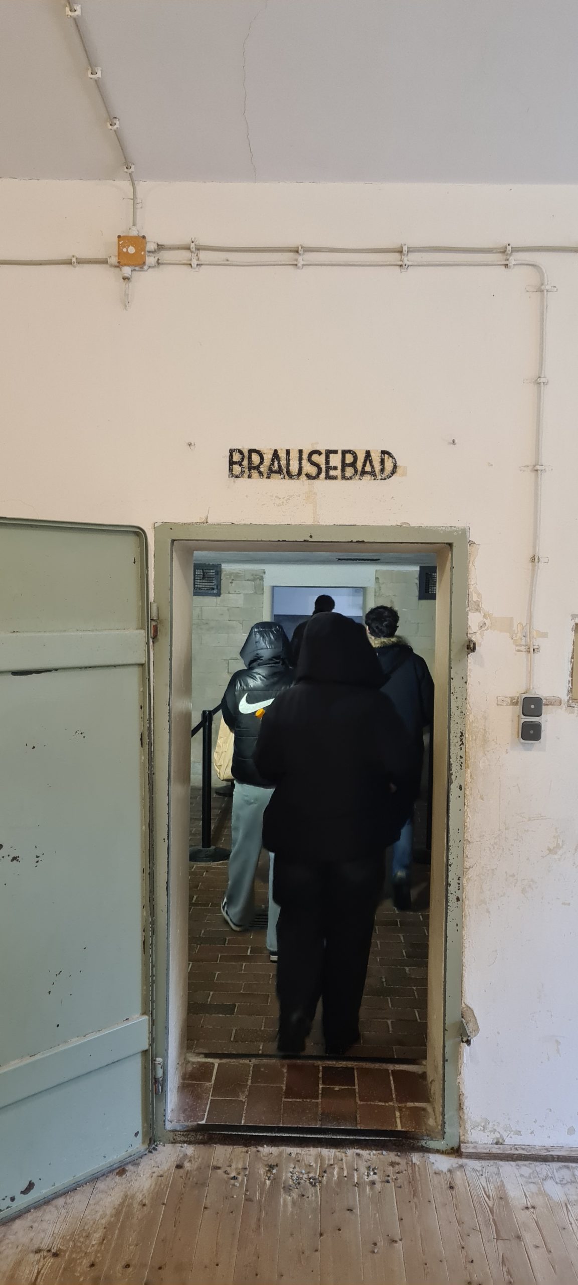 Schüler*innen der Klassenstufe 11 beim Rundgang und Workshop im KZ Dachau