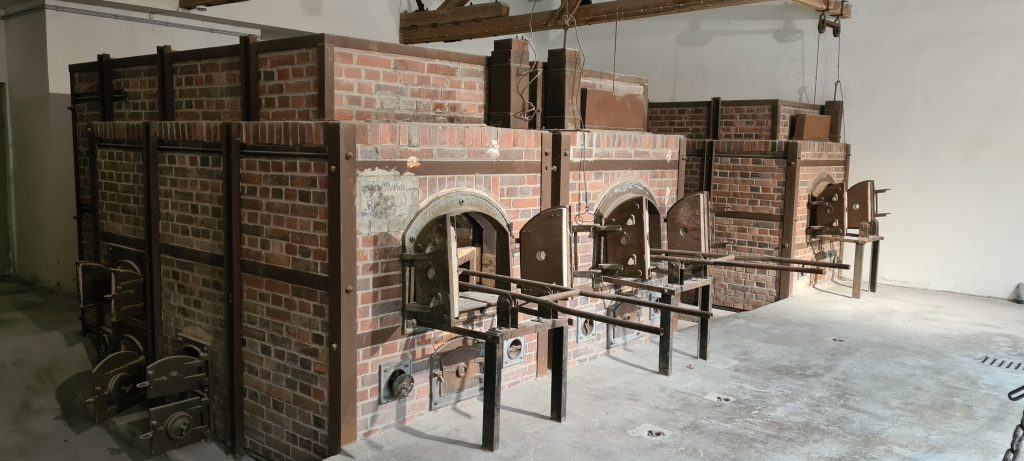 Schüler*innen der Klassenstufe 11 beim Rundgang und Workshop im KZ Dachau