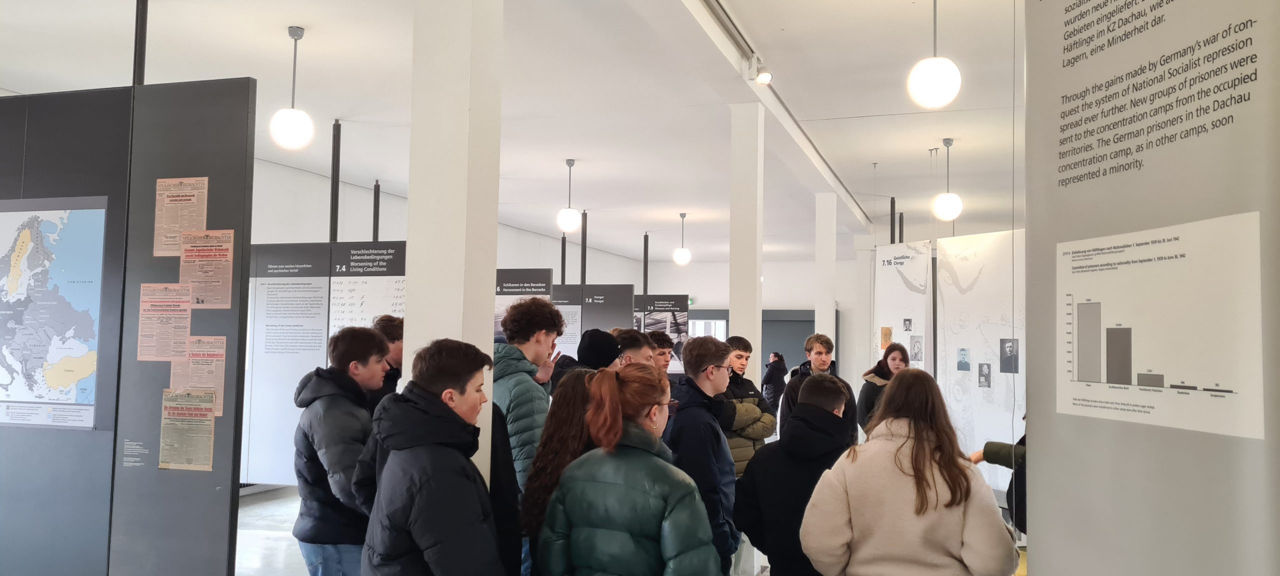 Schüler*innen der Klassenstufe 11 beim Rundgang und Workshop im KZ Dachau
