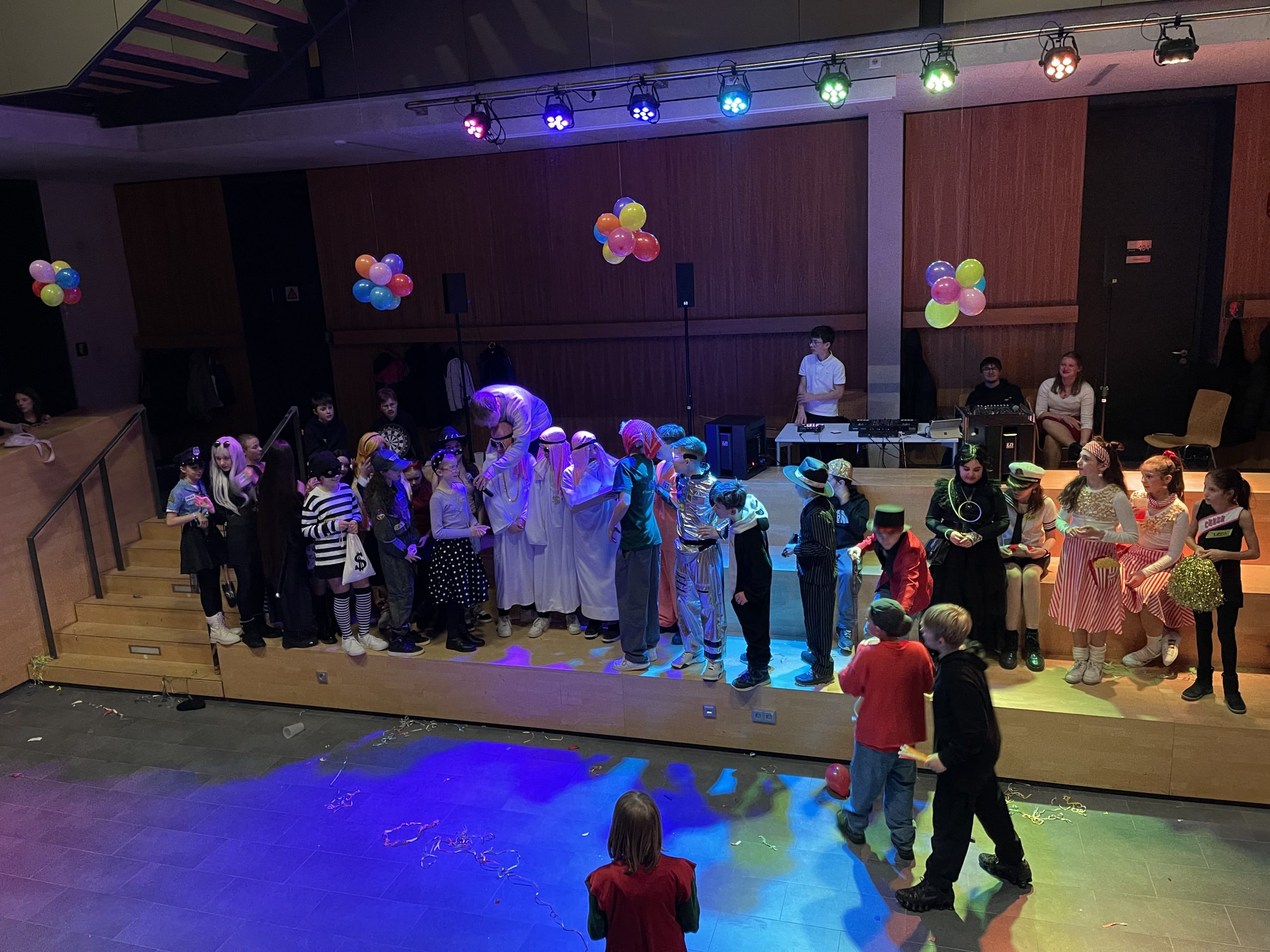 Unterstufenschüler*innen auf der Faschingsparty der Kursstufe 2