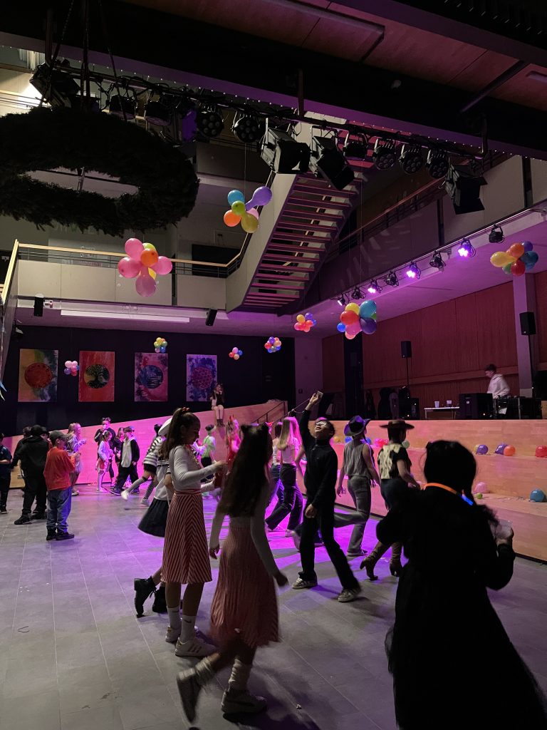 Unterstufenschüler*innen auf der Faschingsparty der Kursstufe 2