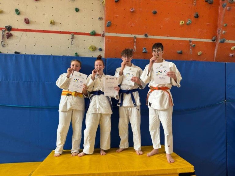 Judoka mit Medaillen und Urkunden