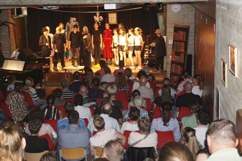 Impressionen des Musicals "Das Gespenst von Canterville" des Unterstufenchors