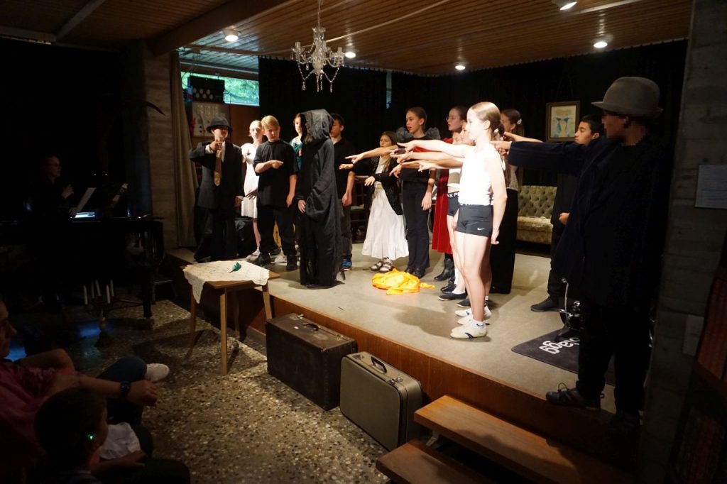 Impressionen des Musicals "Das Gespenst von Canterville" des Unterstufenchors